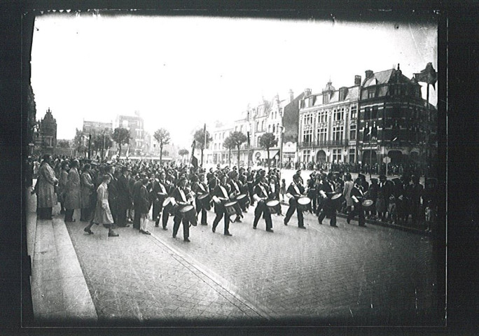 Cortège de société musicale devant l'hôtel de ville