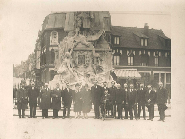 Groupe de personnes devant le monument aux morts