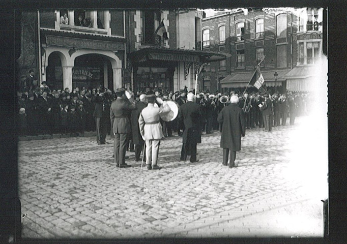 Grande Fanfare exécutant la marseillaise sur la Grand'Place devant l'enseigne « l'Huitrière »