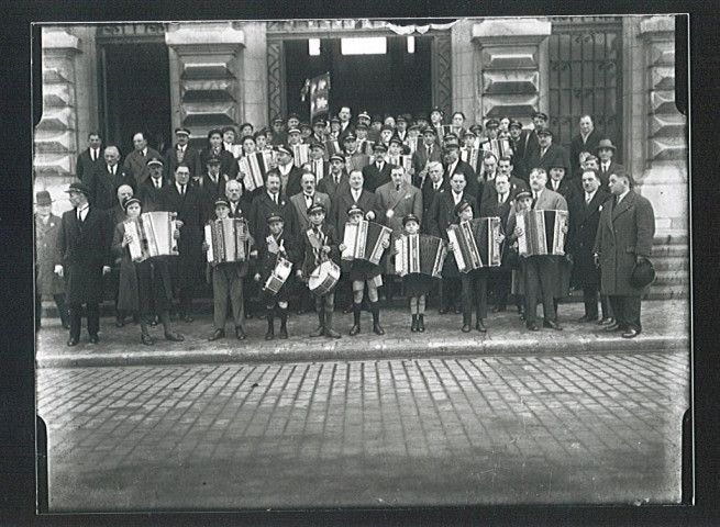 Personnalités et accordéonistes posant sur le perron de l'hôtel de ville