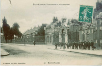 Groupe d'hommes posant devant l'entrée de l'École Nationale Professionnelle