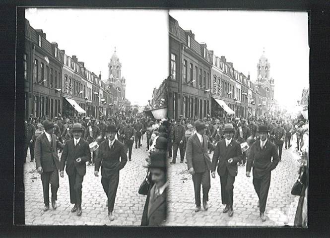 Cortège festif dans le quartier Saint-Roch