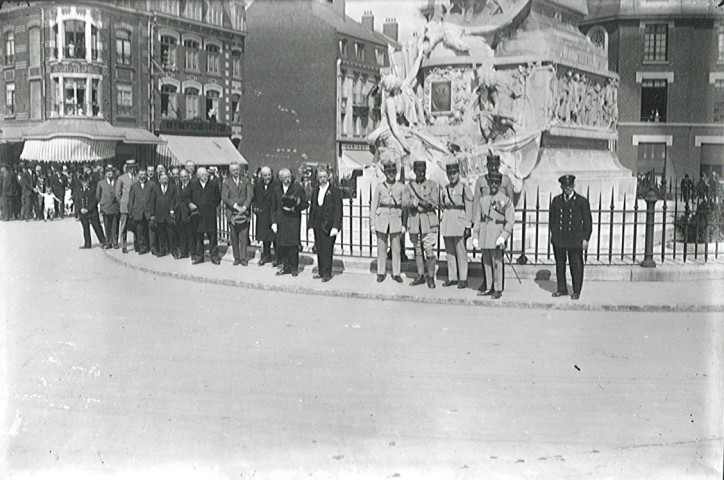 Groupe posant devant le monument aux morts