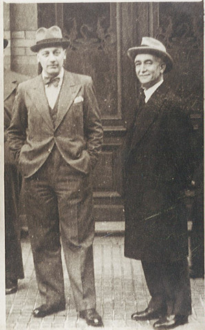 Antoine Debosque et François-Charles Baude posant devant la pharmacie Bartier