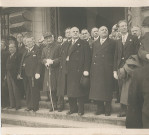 M. Julien, ministre des postes et télécommunications, et un groupe posant sur le perron de l'hôtel de ville pour le cinquantenaire de l'école nationale professionnelle