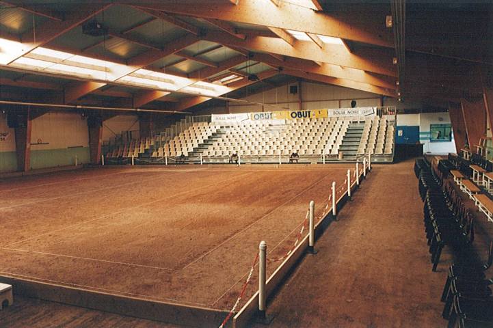 Vue intérieure du boulodrome au complexe sportif Léo Lagrange