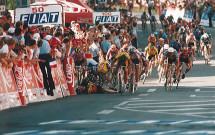 Sprint final et chute d'un coureur, tour de France