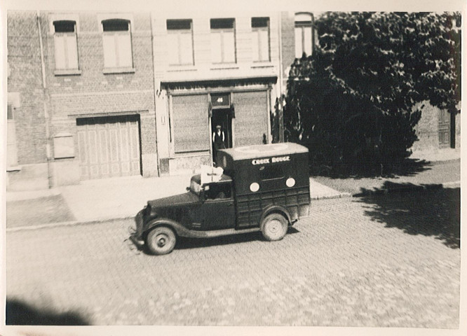 Passage d'un camion affecté à la croix rouge française, rue du faubourg de Dunkerque