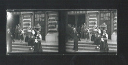 Manifestation folklorique sur le perron de l'hôtel de ville