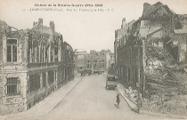 Rue du faubourg de Lille en ruines en direction des établissements Deweppe Fils