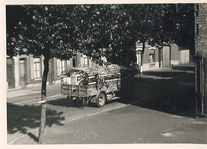 Passage d'un camion allemand rue du faubourg de Dunkerque