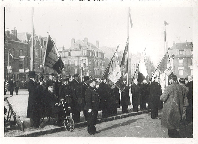 Porte-drapeau et représentants d'associations d'anciens combattants devant l'hôtel de ville