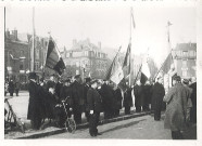 Porte-drapeau et représentants d'associations d'anciens combattants devant l'hôtel de ville