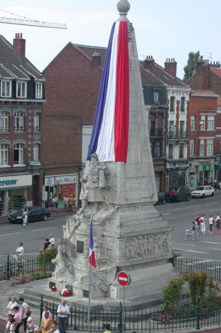 Monument aux morts paré du drapeau tricolore pour les 60 ans de la Libération