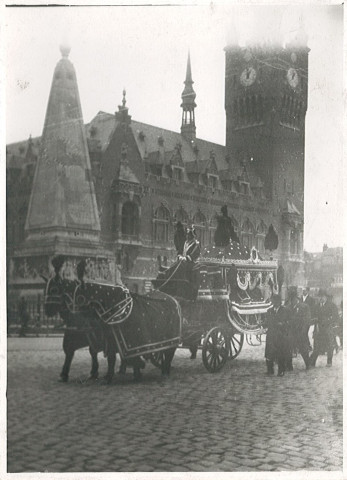 Corbillard et cortège de funérailles de Maurice Debosque sur la Grand'Place