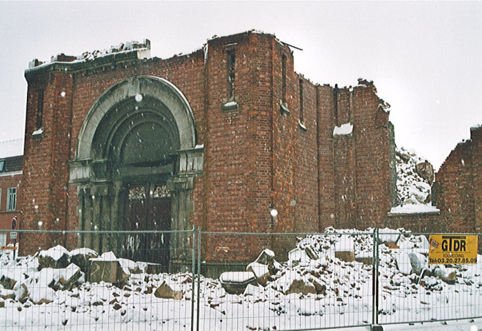 Façade de l'église Saint-Roch en cours de démolition sous la neige