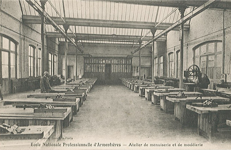 Atelier de menuiserie et de modèlerie à l'École Nationale Professionnelle