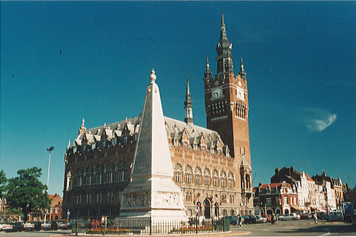 Monument aux morts et hôtel de ville