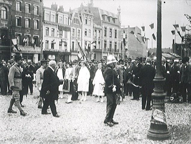 Charles Conem passant en revue les associations sur la Grand'Place