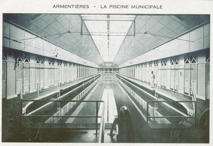 Intérieur de la piscine municipale