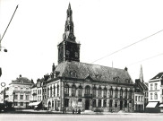 Hôtel de ville et vue sur le magasin de pianos et orgues