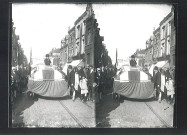 Cortège folklorique rue de Lille, passage du char « Pour nos vieux jetez la pièce »