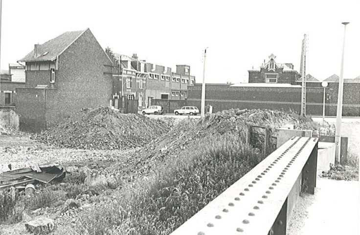 Destruction de l'usine d'incinération et aménagement de l'entrée principale de la base des Prés du Hem