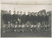 Joueurs de la JAA (jeunesse athlétique armentiéroise) posant devant le but [au stade municipal]