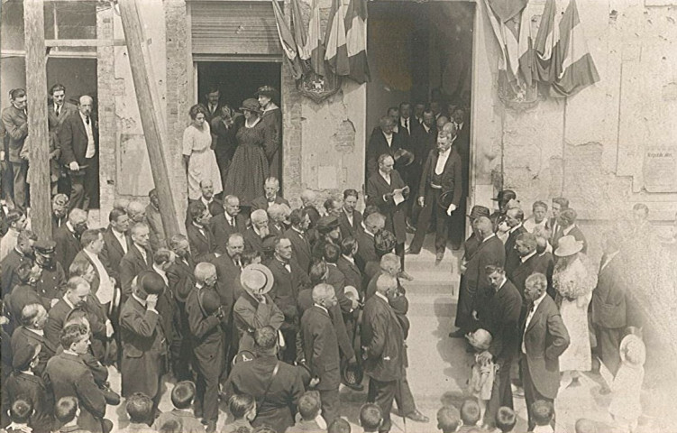 Discours devant la mairie provisoire pour l'inauguration de la plaque commémorative en hommage aux agents municipaux morts pour la France en 1914-1918