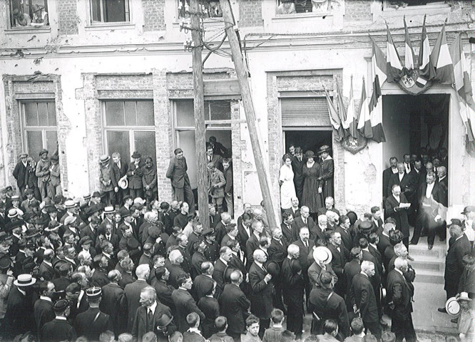 Discours devant la mairie provisoire pour l'inauguration de la plaque commémorative en hommage aux agents municipaux morts pour la France en 1914-1918