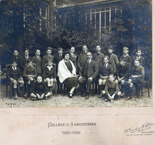 Photographie de classe des élèves du collège d'Armentières