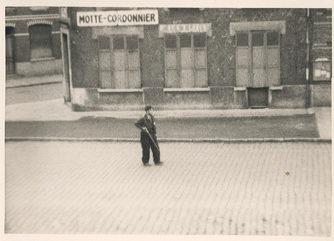 Résistant des Forces Françaises de l'Intérieur (FFI) rue du faubourg de Dunkerque