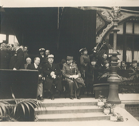 M. Julien, ministre des postes et télécommunications à la tribune d'honneur de l'école nationale professionnelle pour le cinquantenaire de l'établissement