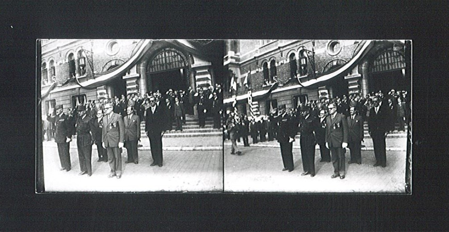 Cérémonie de remise de la Croix de guerre devant l'hôtel de ville