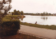 Étang de pêche et sentier de promenade au complexe sportif Léo Lagrange