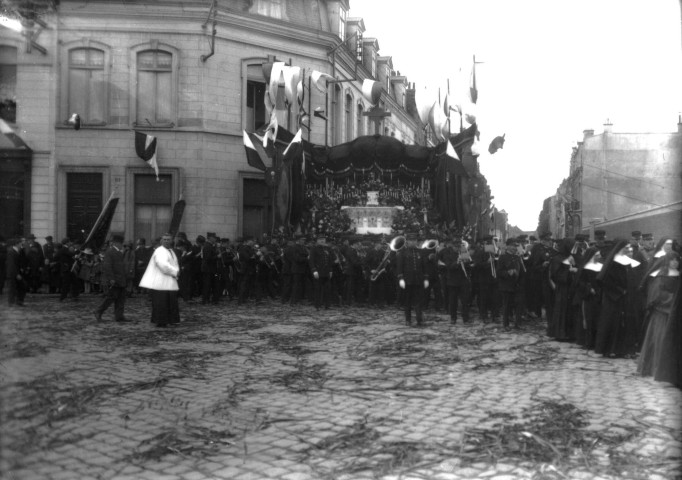 Procession rue Sadi Carnot