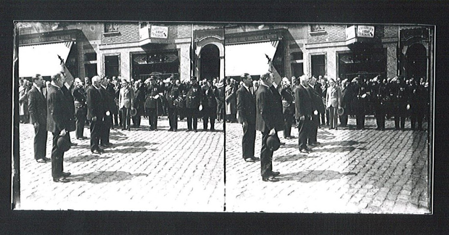 Edmond Debruyne passant en revue les sociétés sur la Grand'Place