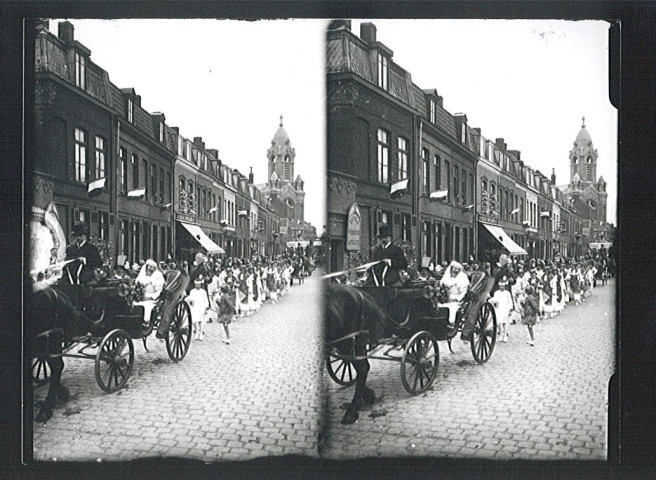 Cortège festif dans le quartier Saint-Roch