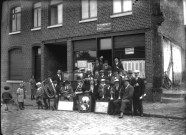 Musiciens posant devant l'estaminet Meunier-Demeulenaere