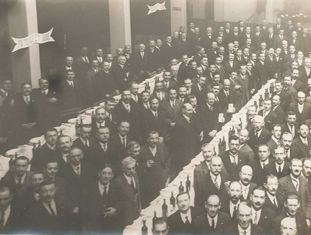 Banquet à la salle des fêtes [à l'occasion de la remise de la légion d'honneur à Florimond Dufour]