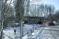 Étang et home de détente sous la neige au complexe sportif Léo Lagrange