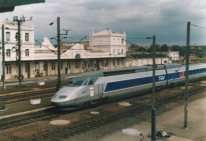 Passage d'un train à grande vitesse (TGV) en gare d'Armentières