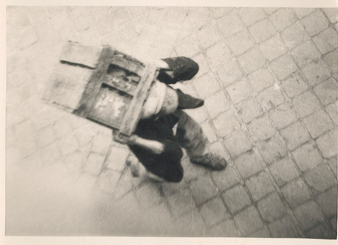 Pillage de l'usine Dickson par un civil devenue entrepôt allemand, rue du faubourg de Dunkerque