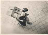 Pillage de l'usine Dickson par un civil devenue entrepôt allemand, rue du faubourg de Dunkerque