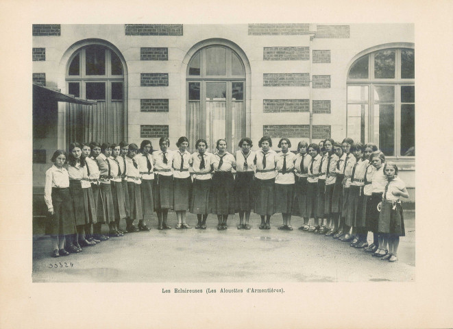 Groupe des éclaireuses (les alouettes d'Armentières) au collège de jeunes filles