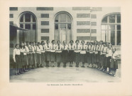 Groupe des éclaireuses (les alouettes d'Armentières) au collège de jeunes filles