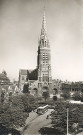 Façade de l'église Saint-Vaast et gare routière