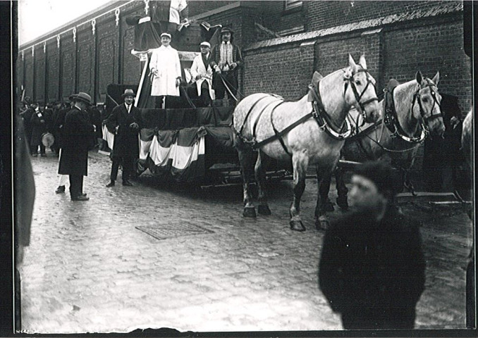 Char folklorique de Gambrinus tiré par des chevaux sortant de la brasserie Motte-Cordonnier