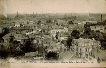 Vue aérienne vers l'hôtel de ville et l'église Saint-Vaast