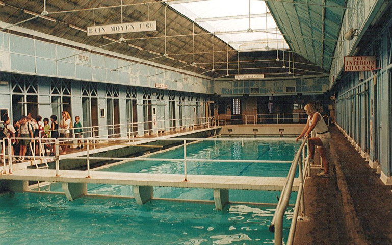 Intérieur de la piscine municipale avant sa fermeture définitive